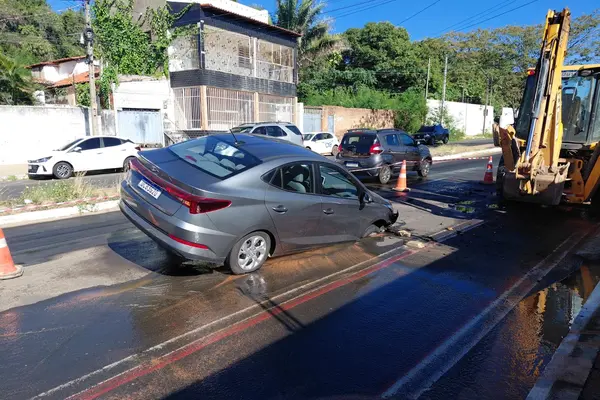 Carro afunda em cratera aberta em avenida da zona Sudeste de Teresina