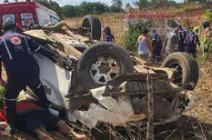 Carro saca roda e causa grave acidente em Timon