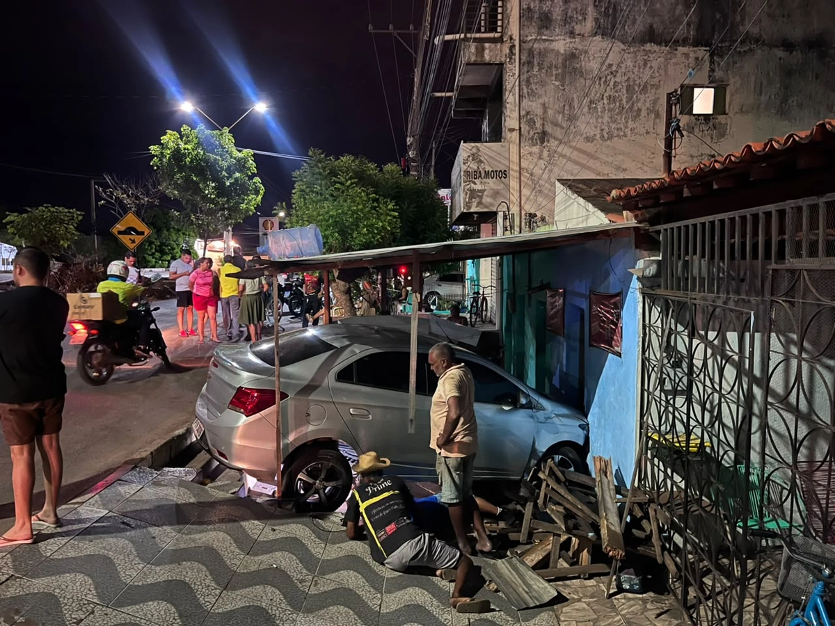 Carro sai da pista e destrói barraca de frutas em frente a residência em Picos