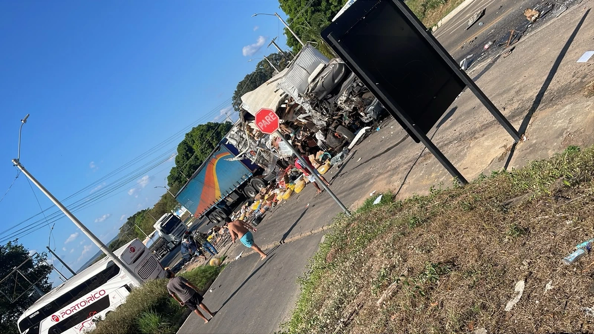 Colisão frontal entre caminhões e ônibus deixa ferido na BR-343, em Água Branca