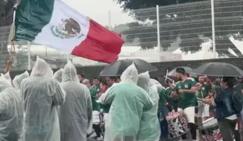 Com muita chuva, Inglaterra x México é adiado em uma hora na Copa do Mundo