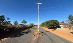 Uma semana após denúncia do Conecta Piauí, postes continuam no meio da PI-217