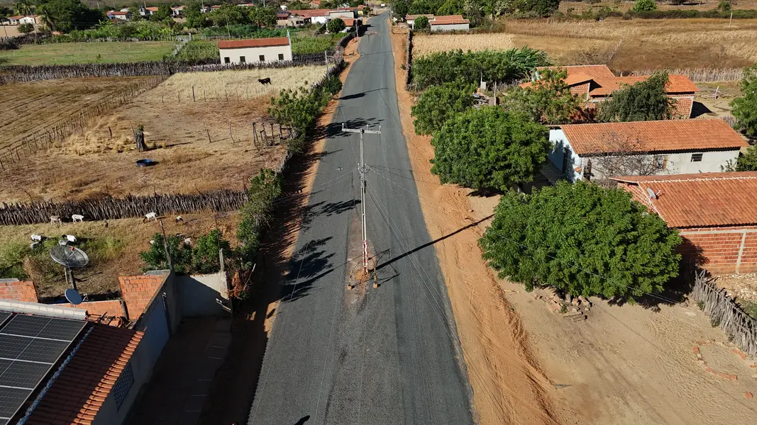 Comunidade cobra retirada de postes no meio da PI-217 em Colônia do Piauí