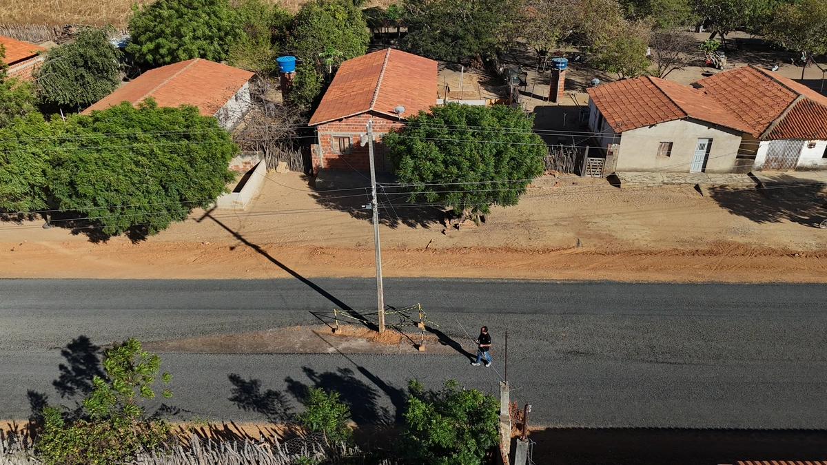 Comunidade cobra retirada de postes no meio da PI-217 em Colônia do Piauí