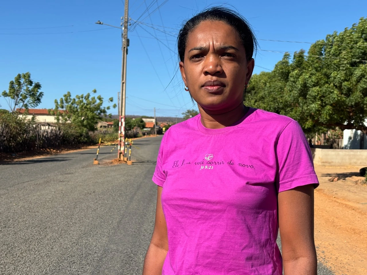 Comunidade cobra retirada de postes no meio da PI-217 em Colônia do Piauí