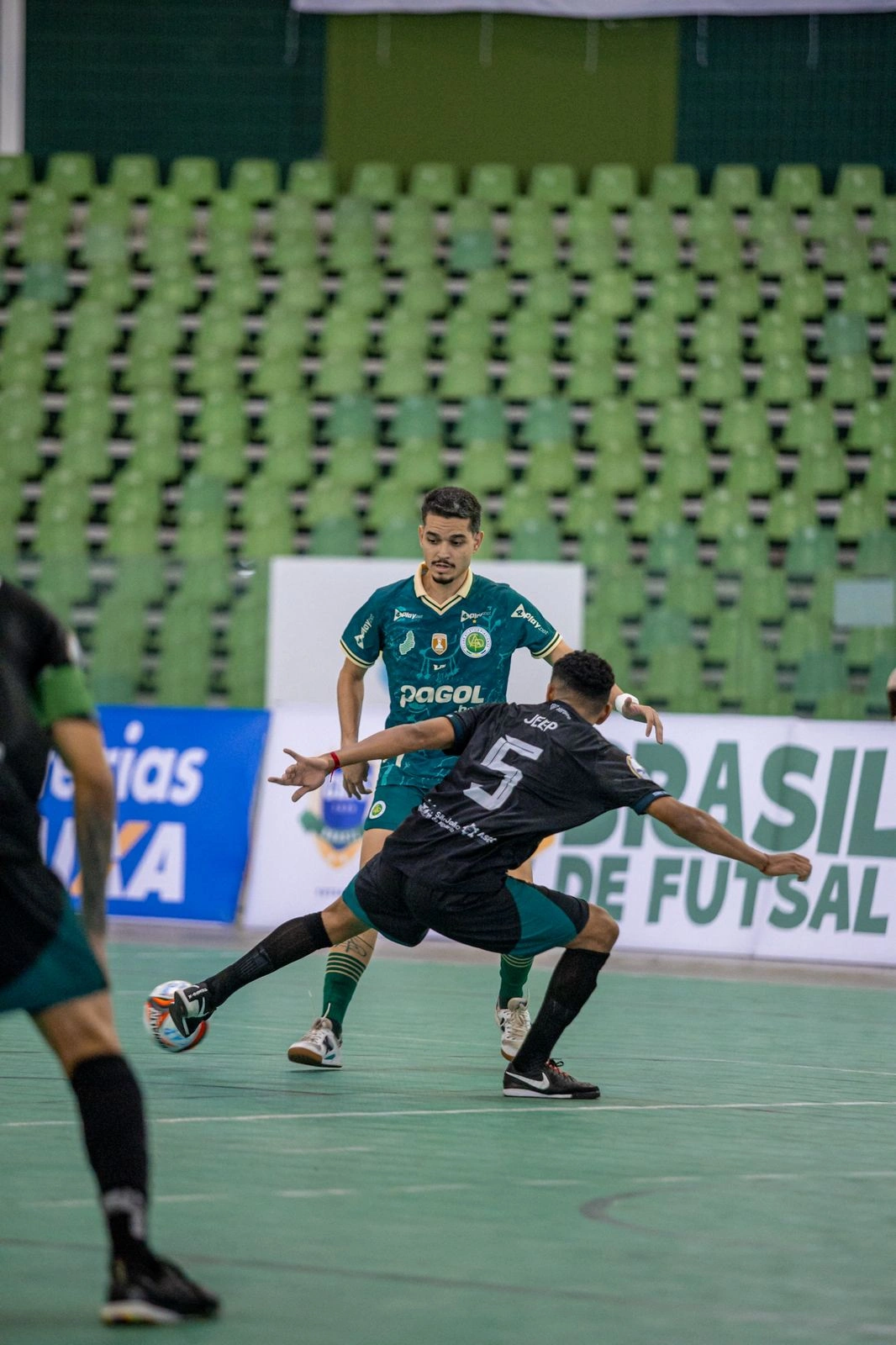 Confronto de seis gols marcou a estreia das equipes no Campeonato Brasileiro de Futsal