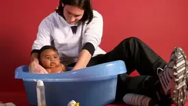 Conheça a história por trás da foto de Messi dando banho em Yamal bebê (Foto: Reprodução X)