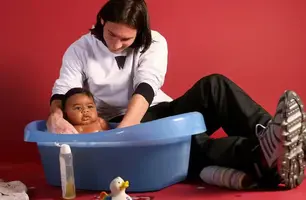 Conheça a história por trás da foto de Messi dando banho em Yamal bebê (Foto: Reprodução X)
