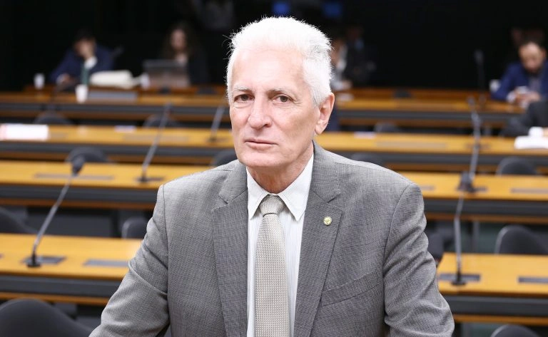 Deputado do PT cobra explicações de Flávio após foto divulgada por portal