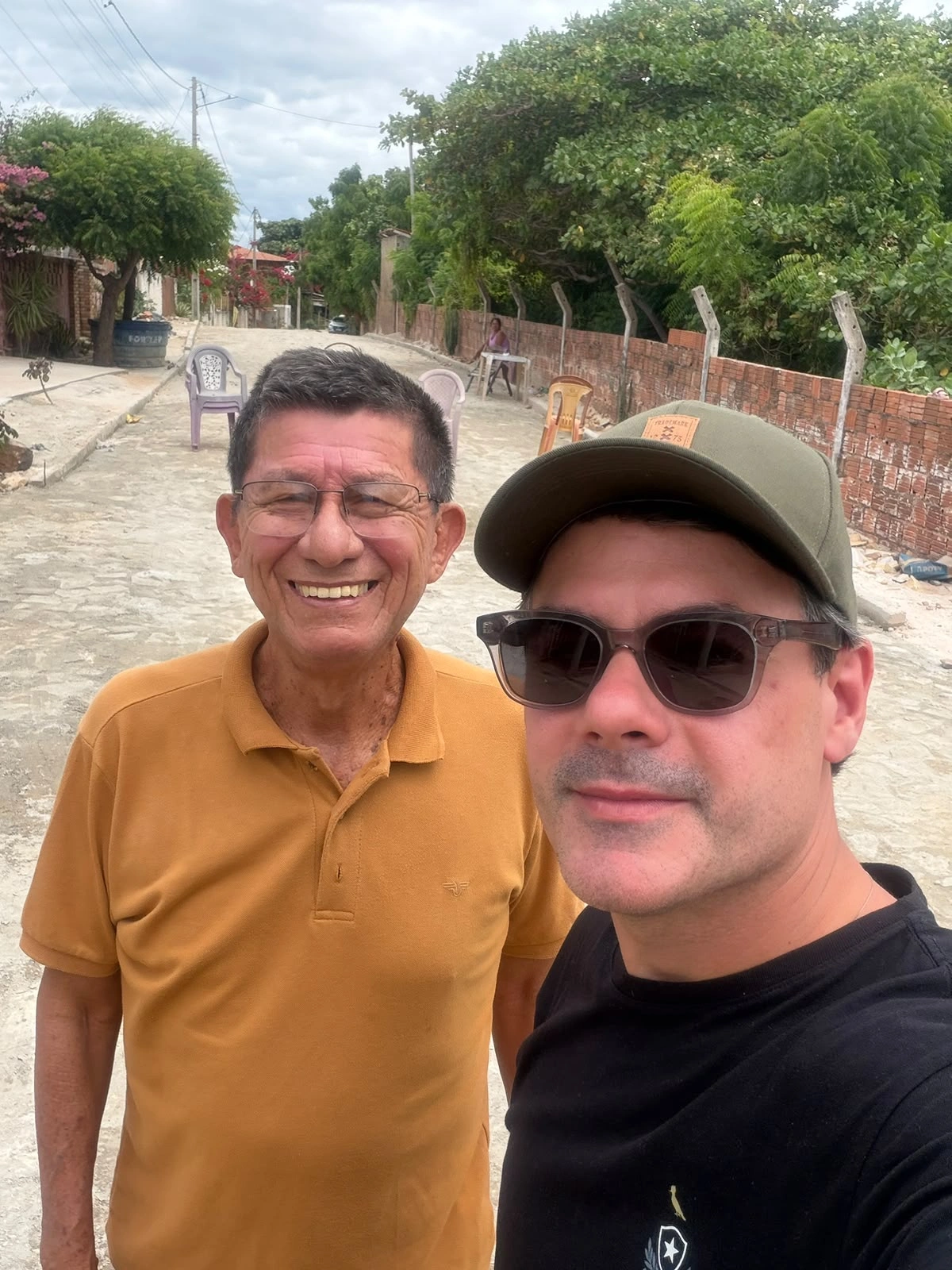 Deputado Severo Eulálio vistoria obras de pavimentação em Cajueiro da Praia