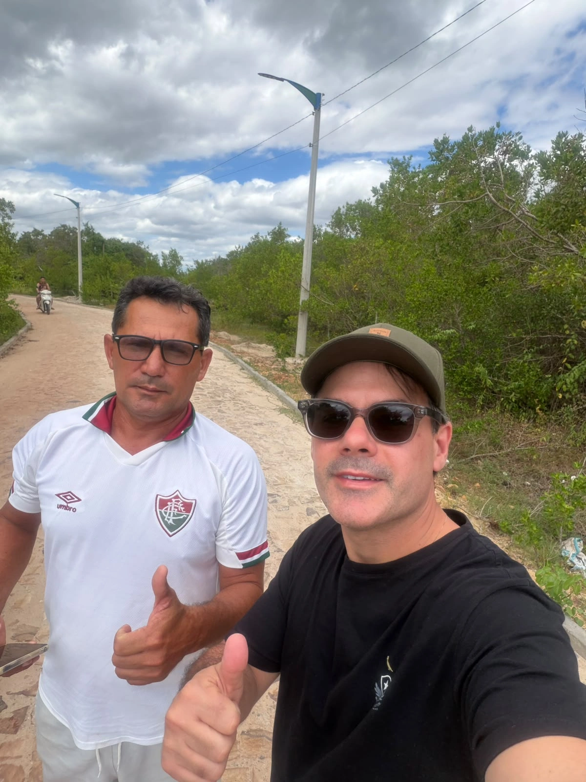 Deputado Severo Eulálio vistoria obras de pavimentação em Cajueiro da Praia