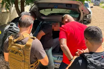 Dupla é presa por arrombar carro e furtar pertences na zona Leste de Teresina