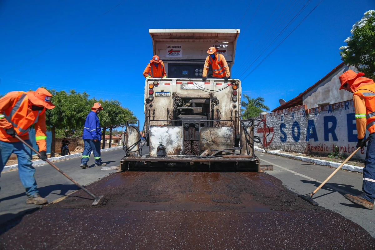 Em Jurema, Rafael Fonteles vistoria obras da rodovia que liga cinco municípios