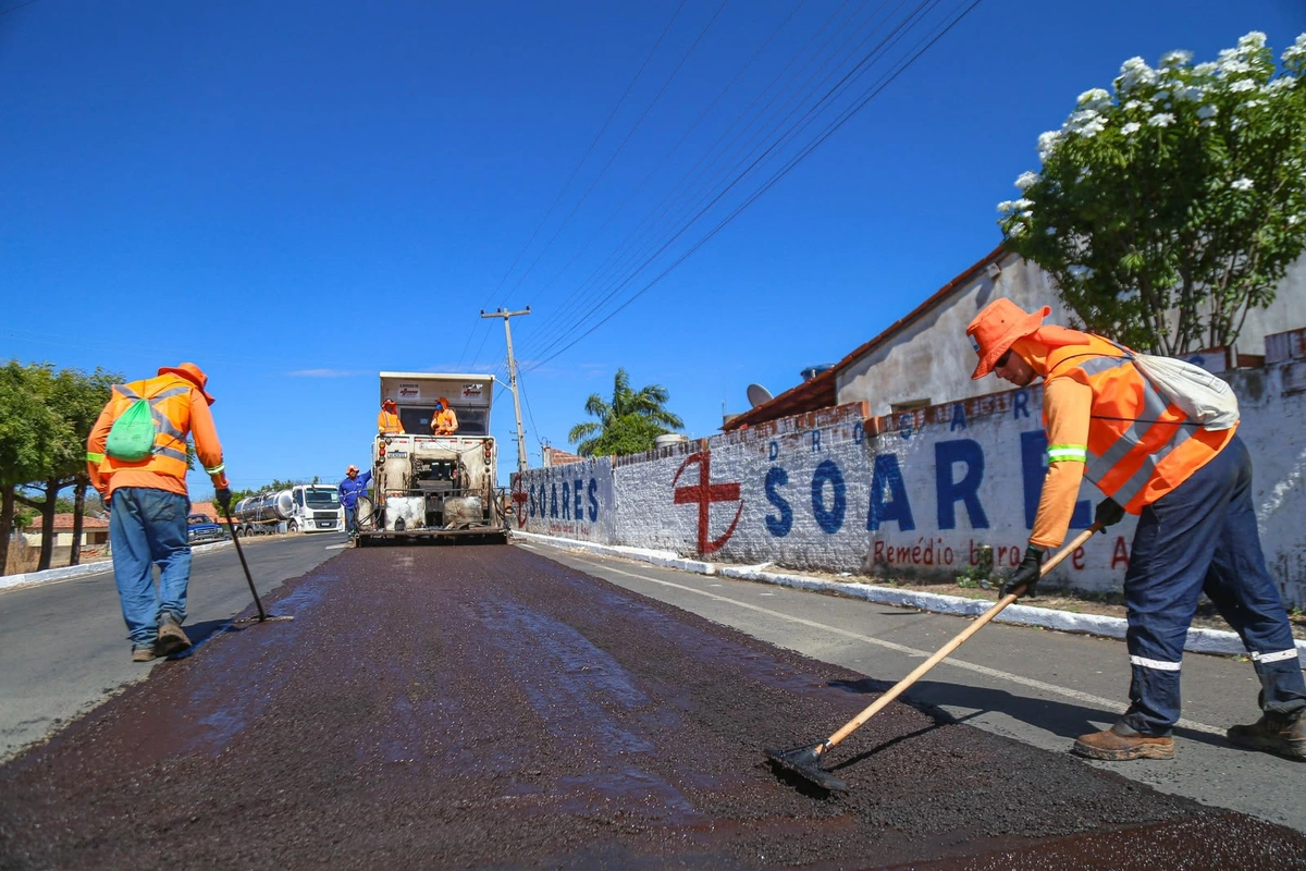 Em Jurema, Rafael Fonteles vistoria obras da rodovia que liga cinco municípios