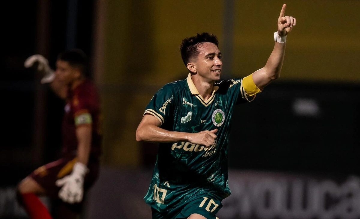 Esquerdinha, jogador de futebol que atua como meio-campo