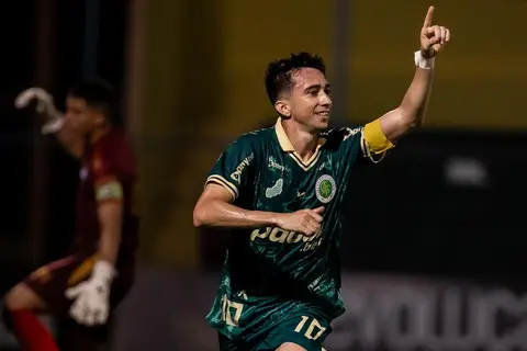 Esquerdinha, jogador de futebol que atua como meio-campo