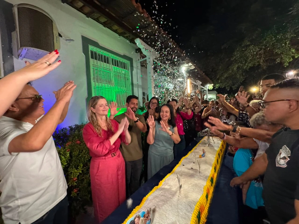 Festa organizada por amigos leva multidão a casa de Mão Santa e Adalgisa