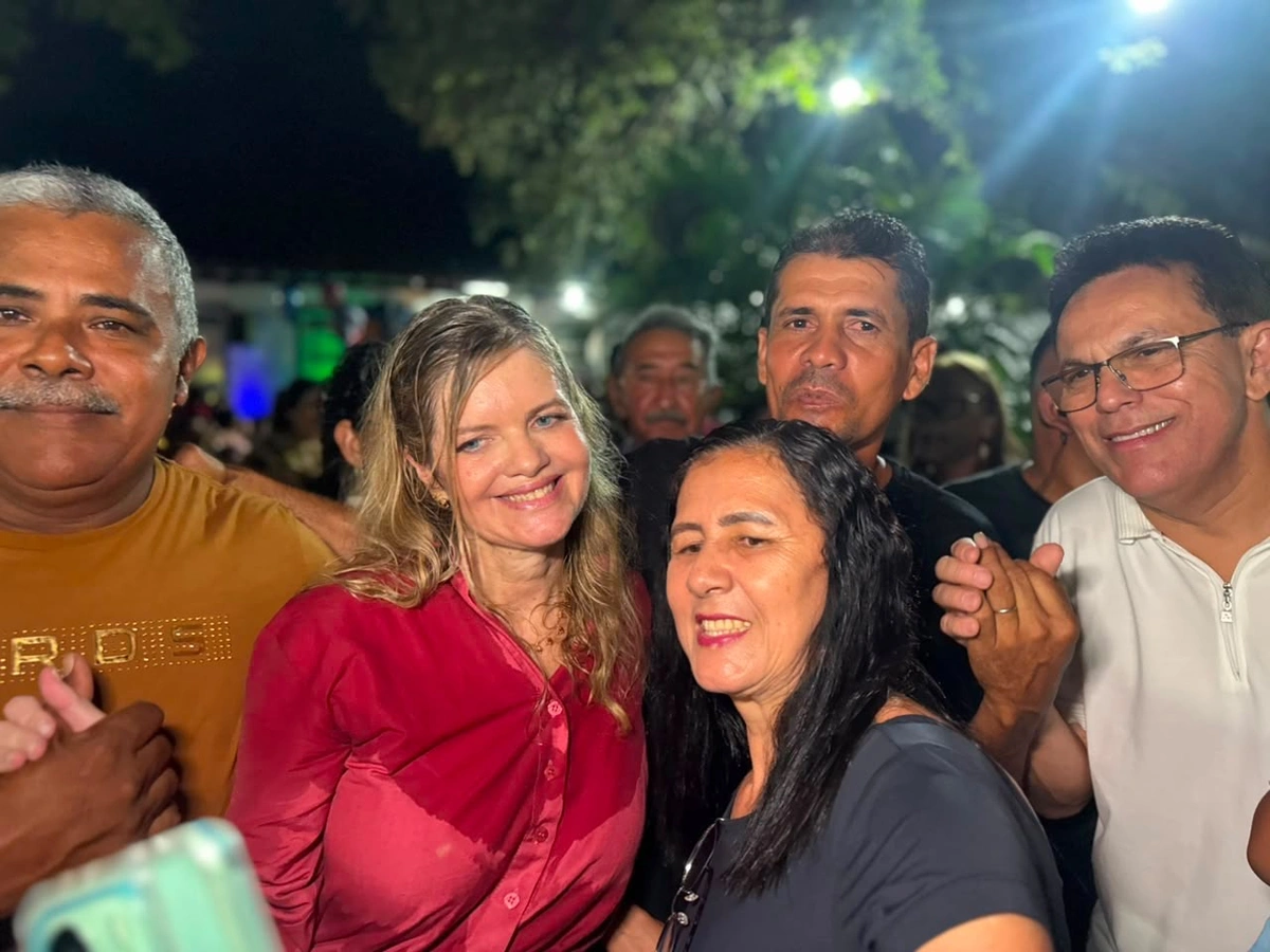 Festa organizada por amigos leva multidão a casa de Mão Santa e Adalgisa