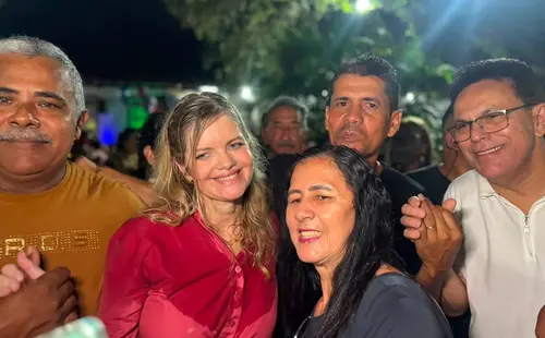 Festa organizada por amigos leva multidão a casa de Mão Santa e Adalgisa