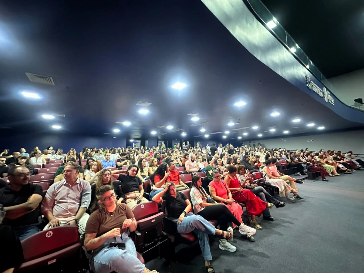 Gregório Duvivier estreia 'Céu da Língua' em Teresina e conquista o público