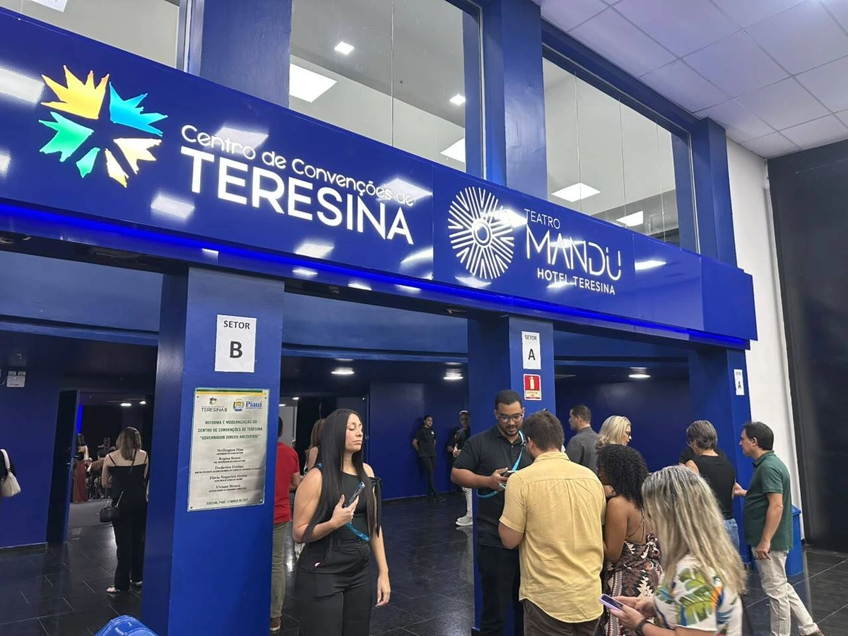Gregório Duvivier estreia 'Céu da Língua' em Teresina e conquista o público