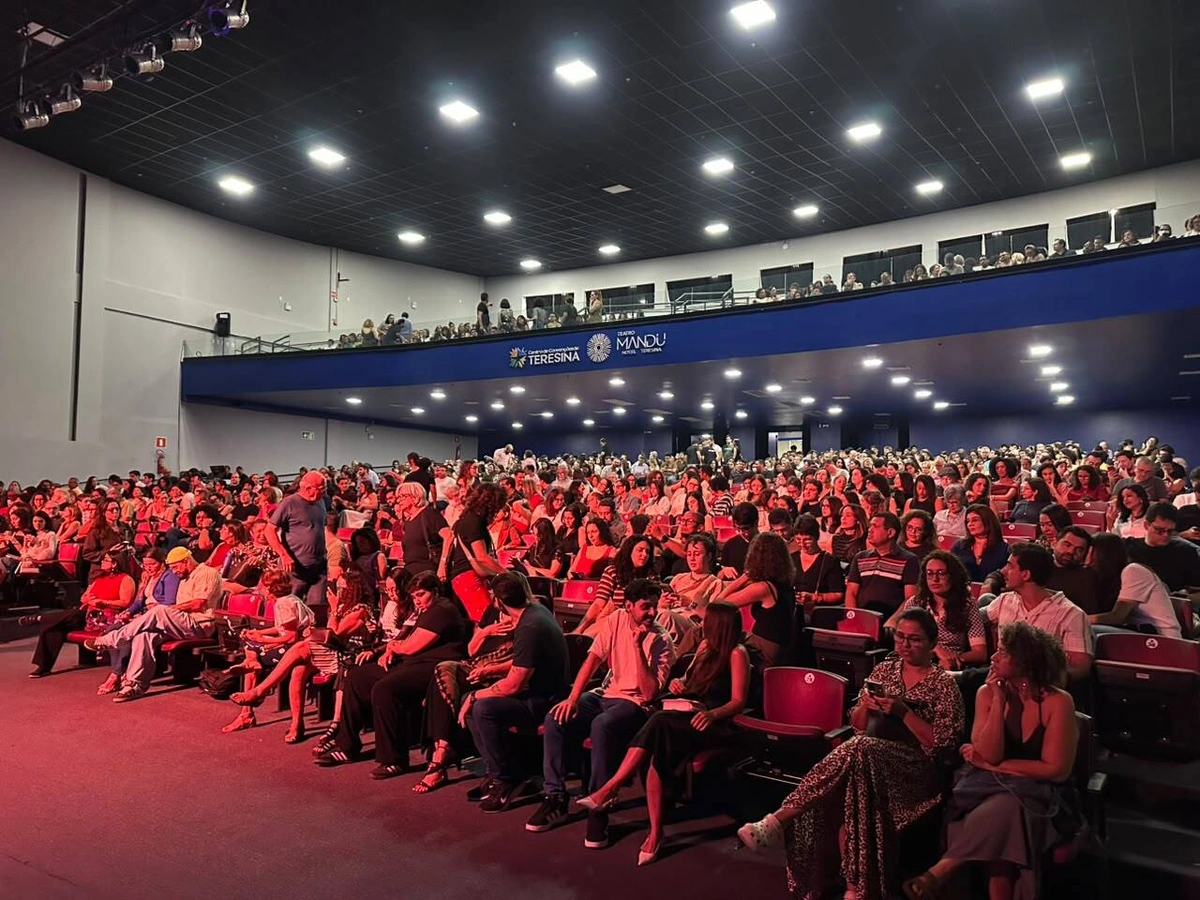 Gregório Duvivier estreia 'Céu da Língua' em Teresina e conquista o público