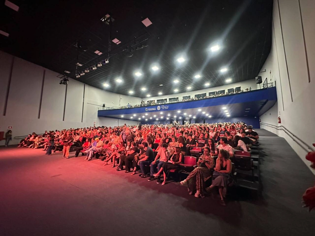 Gregório Duvivier estreia 'Céu da Língua' em Teresina e conquista o público