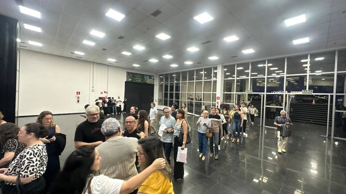 Gregório Duvivier estreia 'Céu da Língua' em Teresina e conquista o público