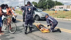 Homem é socorrido após se jogar na frente de veículo na BR-343, em Campo Maior (Foto: Reprodução)