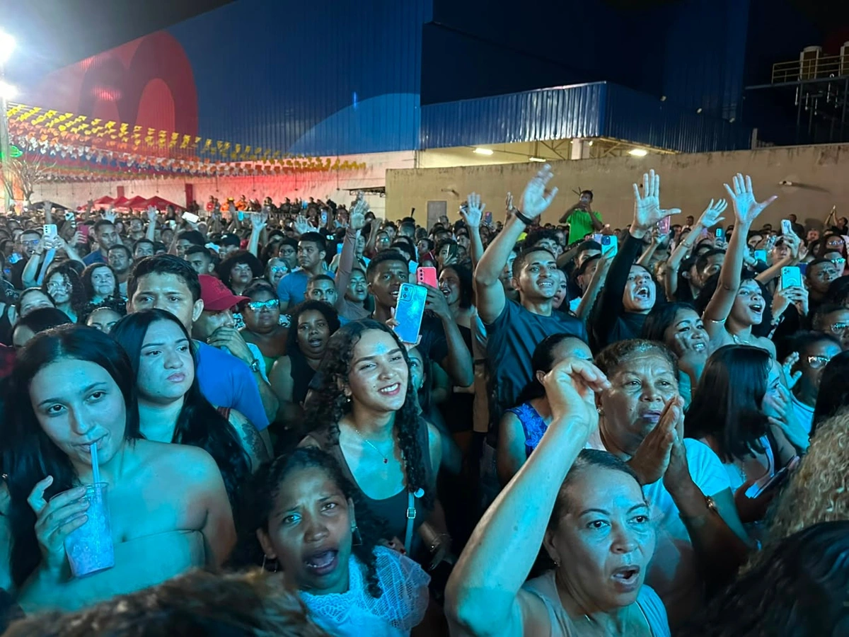 João Gomes emociona público e prefeito celebra sucesso dos Folguedos de Timon