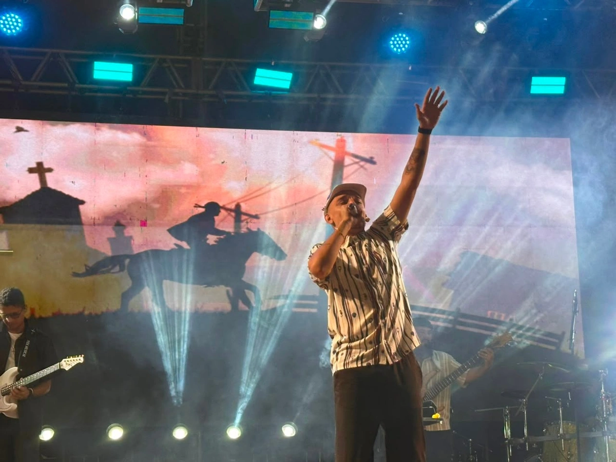 João Gomes emociona público e prefeito celebra sucesso dos Folguedos de Timon