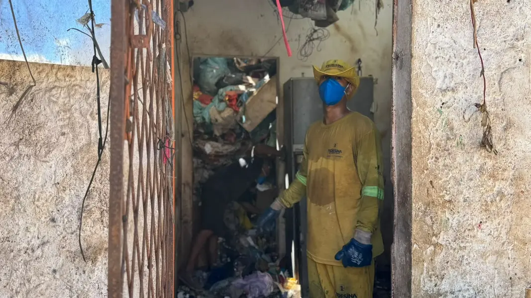 Limpeza avança e fachada de casa tomada por lixo reaparece em Teresina