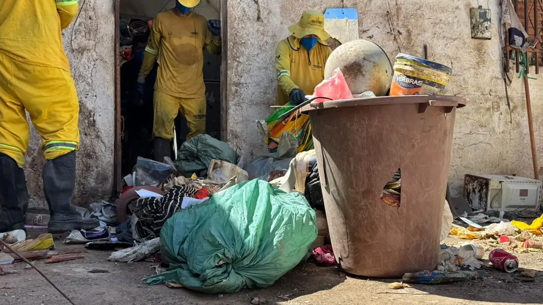 Limpeza avança e fachada de casa tomada por lixo reaparece em Teresina