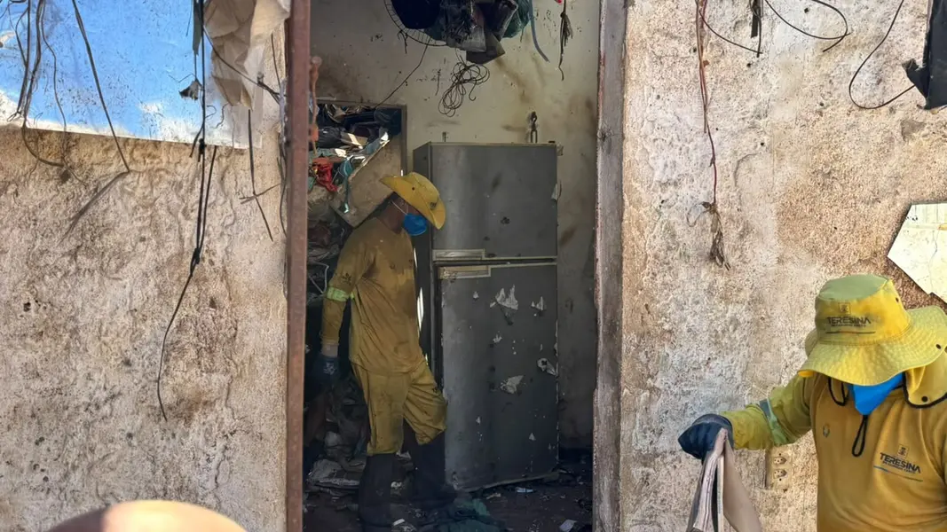 Limpeza avança e fachada de casa tomada por lixo reaparece em Teresina