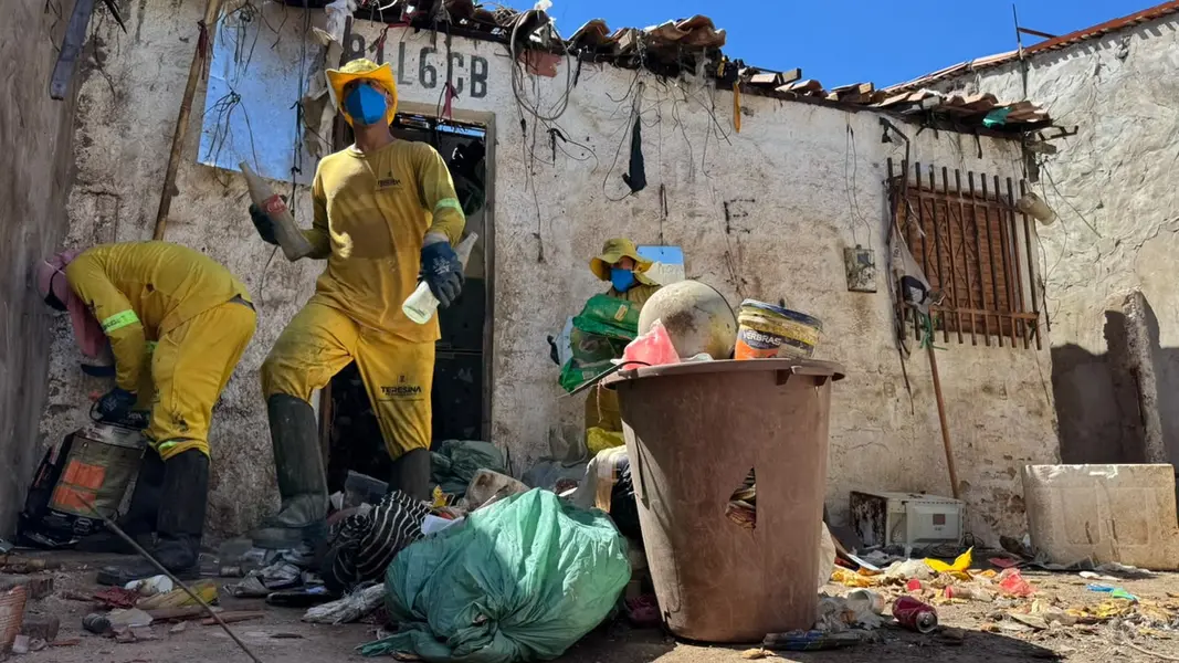 Limpeza avança e fachada de casa tomada por lixo reaparece em Teresina