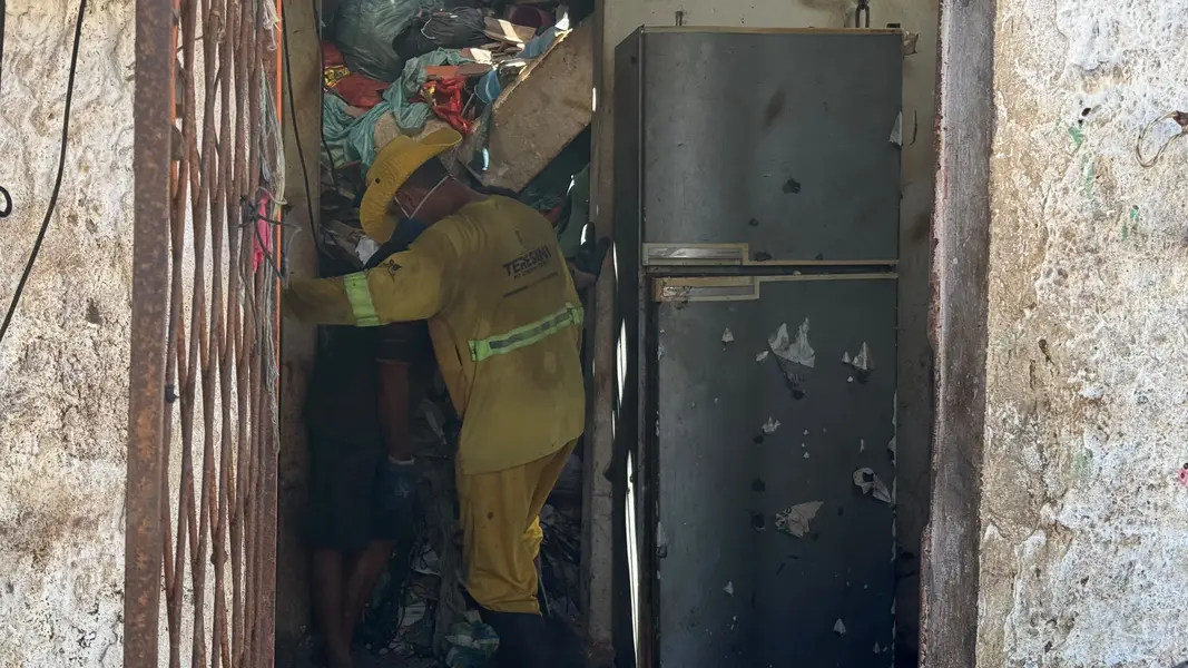 Limpeza avança e fachada de casa tomada por lixo reaparece em Teresina