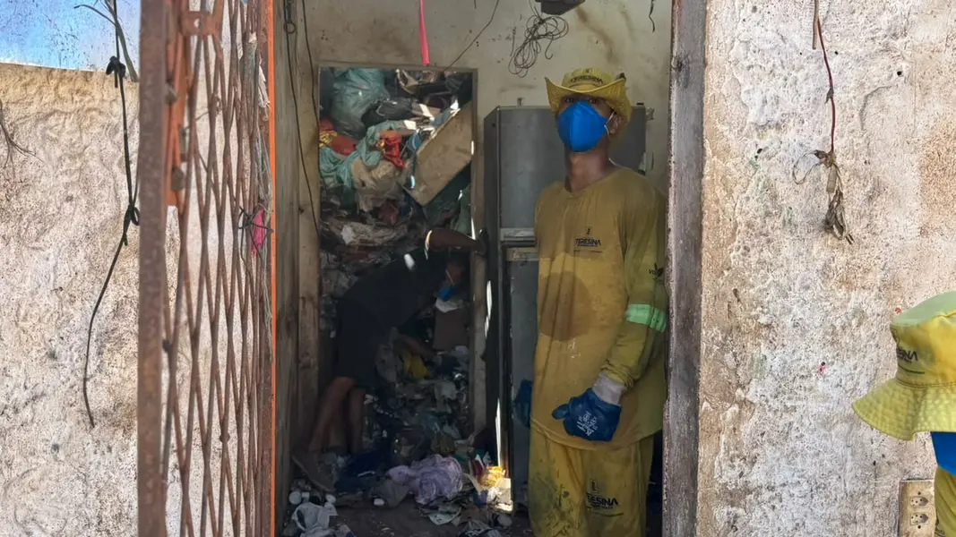 Limpeza avança e fachada de casa tomada por lixo reaparece em Teresina