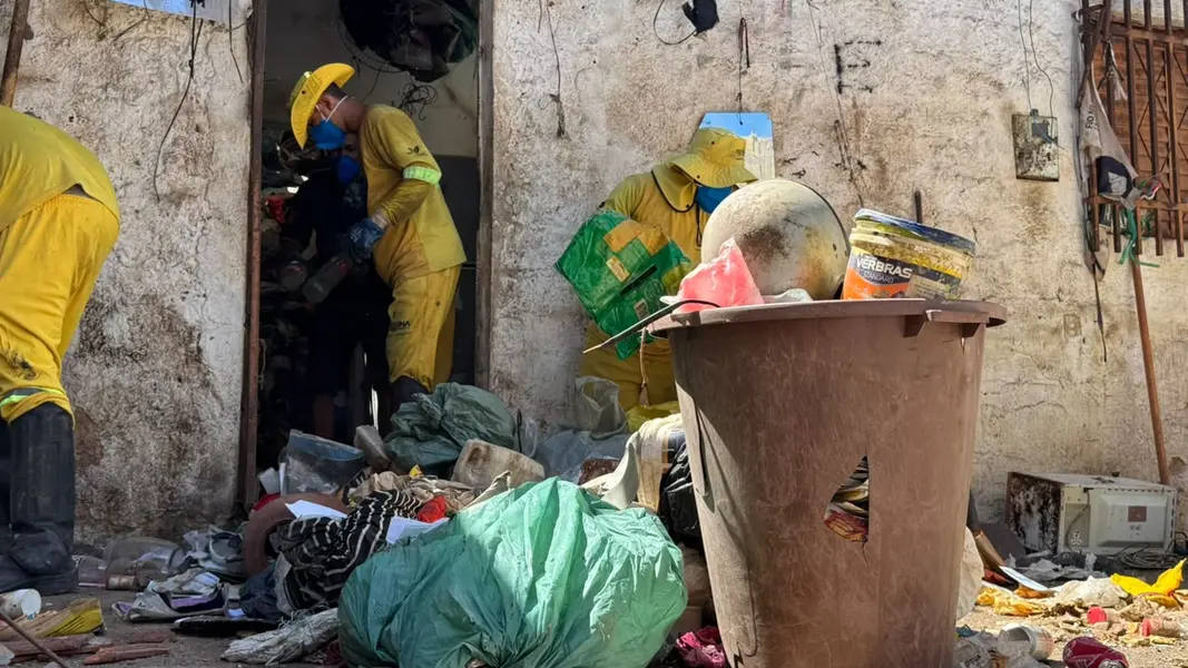 Limpeza avança e fachada de casa tomada por lixo reaparece em Teresina
