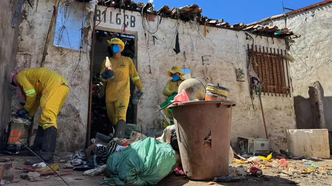 Limpeza avança e fachada de casa tomada por lixo reaparece em Teresina
