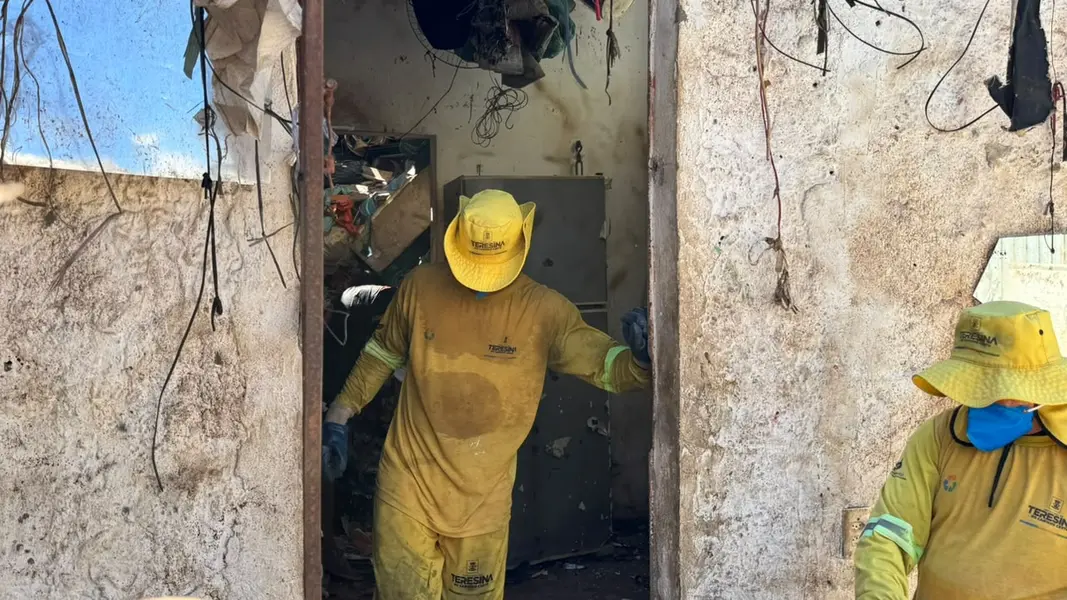 Limpeza avança e fachada de casa tomada por lixo reaparece em Teresina