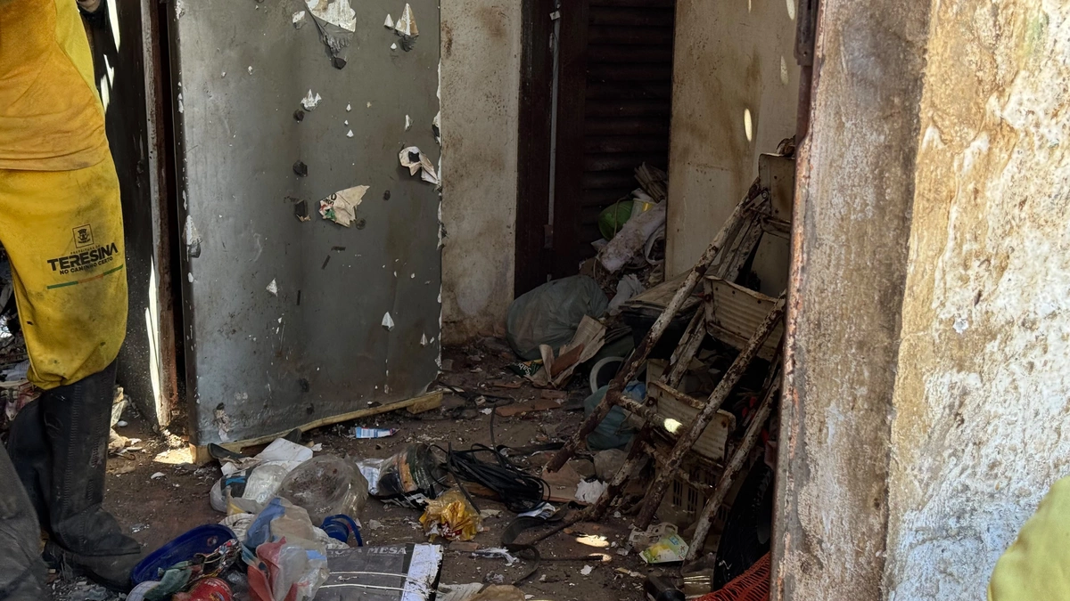 Limpeza avança e fachada de casa tomada por lixo reaparece em Teresina