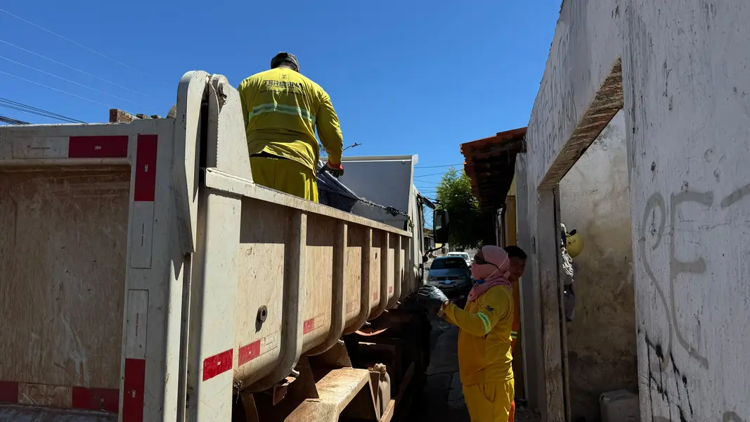 Limpeza avança e fachada de casa tomada por lixo reaparece em Teresina