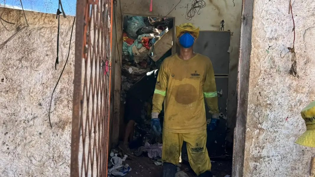 Limpeza avança e fachada de casa tomada por lixo reaparece em Teresina