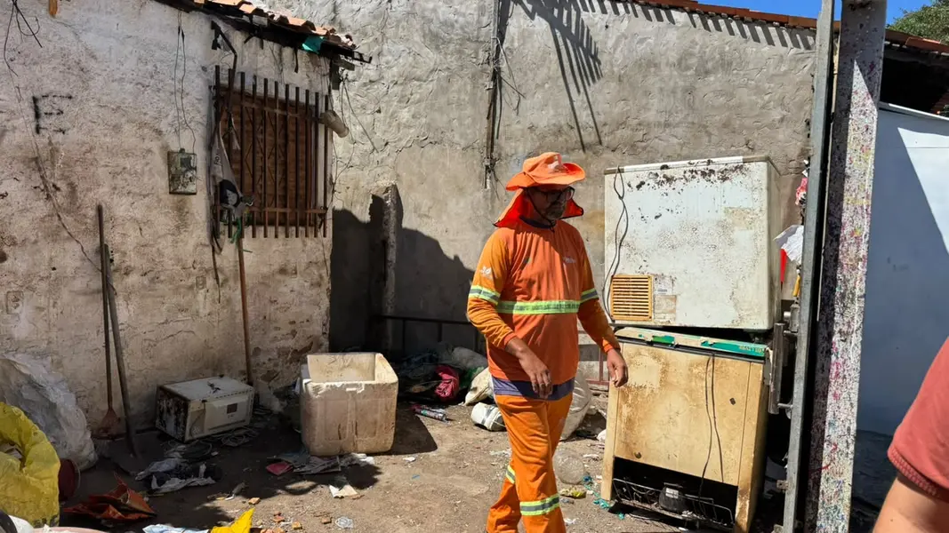Limpeza avança e fachada de casa tomada por lixo reaparece em Teresina