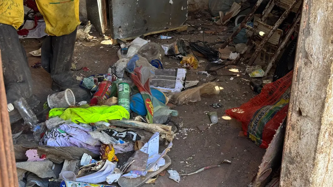 Limpeza avança e fachada de casa tomada por lixo reaparece em Teresina