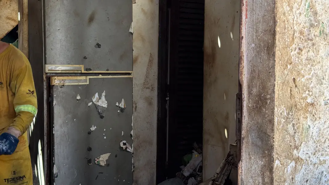 Limpeza avança e fachada de casa tomada por lixo reaparece em Teresina