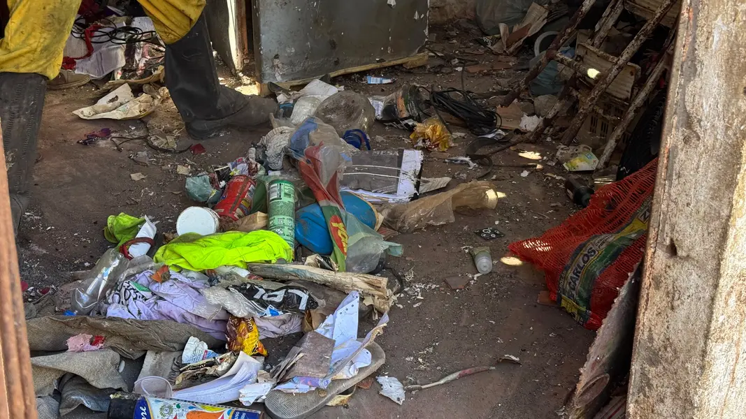 Limpeza avança e fachada de casa tomada por lixo reaparece em Teresina