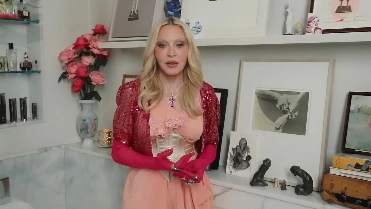 Madonna abre as portas de sua mansão e revela ter 'pênis brasileiros' no banheiro