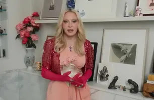 Madonna abre as portas de sua mansão e revela ter 'pênis brasileiros' no banheiro (Foto: Reprodução)