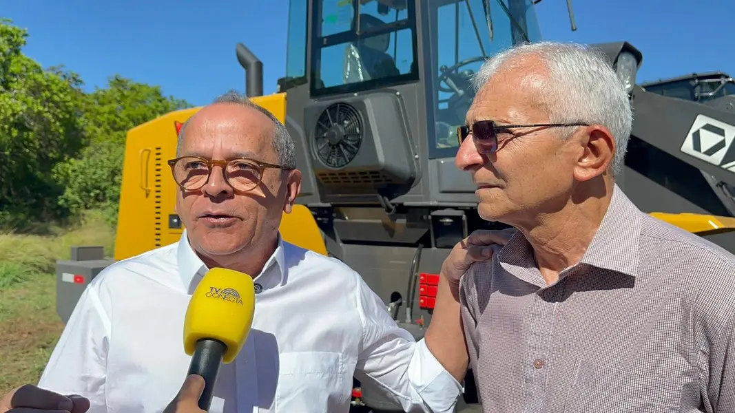 Marcelo Castro entrega pás carregadeiras para fortalecer municípios do Piauí
